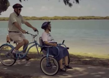 Dopo che alla moglie viene diagnosticato l'Alzheimer, il marito costruisce una bicicletta speciale in modo che possano pedalare insieme
