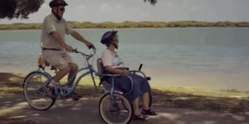 Dopo che alla moglie viene diagnosticato l'Alzheimer, il marito costruisce una bicicletta speciale in modo che possano pedalare insieme