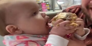 Bambina prova il gelato per la prima volta