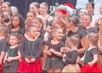 La bimba che si esibisce al concerto di Natale ha una dolce reazione nel vedere la sua famiglia tra la folla