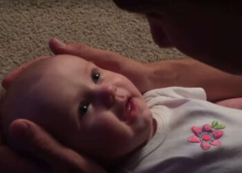 Papà canta alla sua bambina e la sua reazione è davvero pura