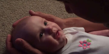 Papà canta alla sua bambina e la sua reazione è davvero pura