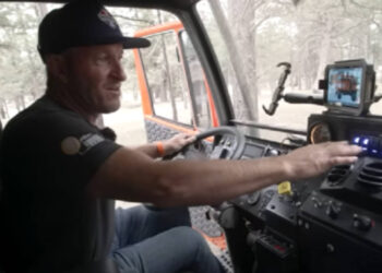 Uomo trasforma un vecchio camion militare in una sofisticata mini-casa