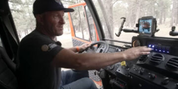 Uomo trasforma un vecchio camion militare in una sofisticata mini-casa