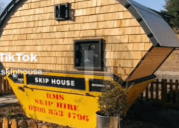 L'uomo trasforma il contenitore dei rifiuti in una minuscola casa per risparmiare sull'affitto