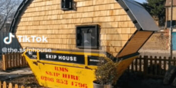 L'uomo trasforma il contenitore dei rifiuti in una minuscola casa per risparmiare sull'affitto