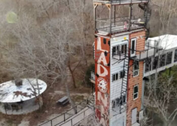 Un uomo trasforma vecchi container in una casa sull’albero Airbnb a sei piani