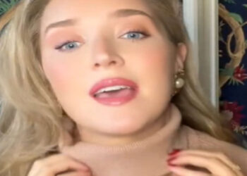 La donna condivide un errore comune che le persone fanno quando indossano un dolcevita