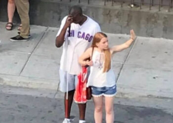 L’uomo filma mentre la giovane donna prende la mano del cieco senza sapere che qualcuno sta guardando