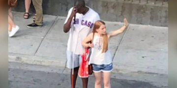 L’uomo filma mentre la giovane donna prende la mano del cieco senza sapere che qualcuno sta guardando