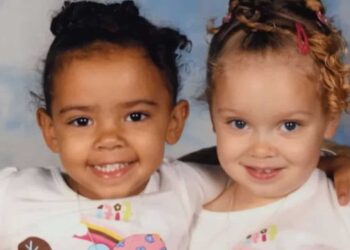 Le gemelle hanno colori della pelle diversi e gli insegnanti accusano la mamma di mentire sul fatto che sono sorelle