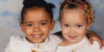 Le gemelle hanno colori della pelle diversi e gli insegnanti accusano la mamma di mentire sul fatto che sono sorelle