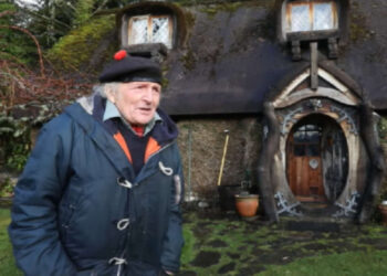 Taglialegna realizza la sua dimora da hobbit in Scozia