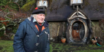 Taglialegna realizza la sua dimora da hobbit in Scozia