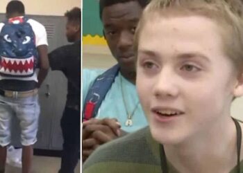 La matricola viene derisa per aver indossato lo stesso vestito ogni giorno finché 2 giocatori di football non lo aiutano