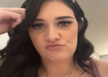 marito guarda la partita durante il matrimonio