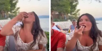 Donna prova l'ostrica per la prima volta e se ne pente all'istante