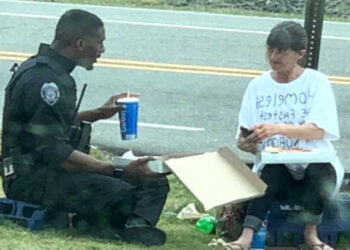 poiziotto donna senzatetto