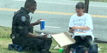 poiziotto donna senzatetto