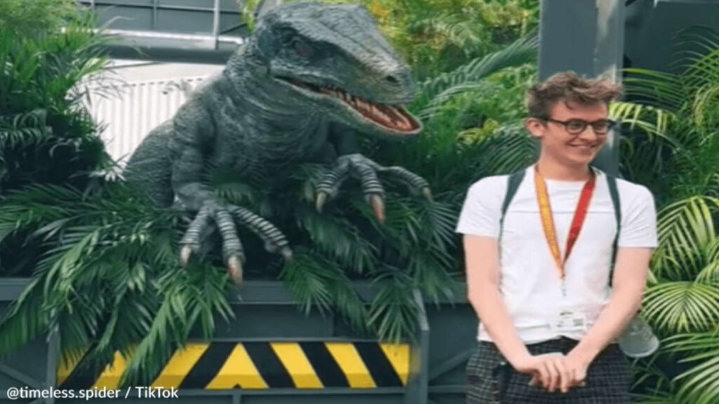 L'uomo incontra un "Raptor" agli Universal Studios