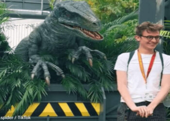 L'uomo incontra un "Raptor" agli Universal Studios