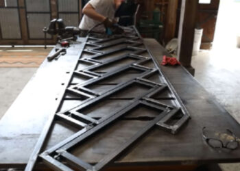 Il designer crea una scala pieghevole moderna che si appende al muro (Video)