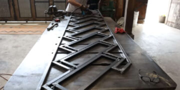 Il designer crea una scala pieghevole moderna che si appende al muro (Video)