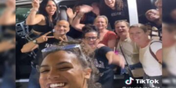 sconosciuti viaggiano insieme