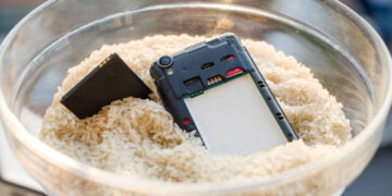 Hai sentito che uno smartphone caduto in acqua dovrebbe essere messo nel riso? Non farlo