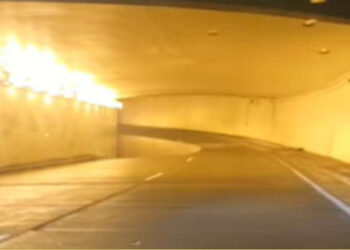 L’illusione ottica trasforma la pozzanghera in un buco senza fondo (Video)