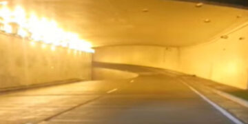 L’illusione ottica trasforma la pozzanghera in un buco senza fondo (Video)