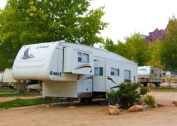 5 membri della famiglia vivono in questo piccolo camper ma aspettano di vedere l’interno