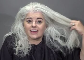 La donna entra nel salone e chiede un taglio di capelli. Il risultato? Magnifico!