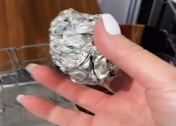 Ecco perché alcune persone stanno mettendo la pellicola di alluminio nella lavastoviglie