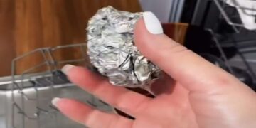 Ecco perché alcune persone stanno mettendo la pellicola di alluminio nella lavastoviglie