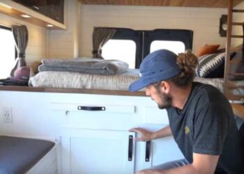 L’uomo converte l’ambulanza in una splendida casa minuscola su ruote (Video)