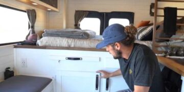 L’uomo converte l’ambulanza in una splendida casa minuscola su ruote (Video)