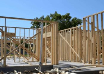 Gli studenti delle scuole superiori costruiscono piccole case per chi è nel bisogno