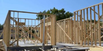 Gli studenti delle scuole superiori costruiscono piccole case per chi è nel bisogno