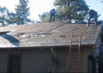 I volontari si presentano per sostituire il tetto della donna 77enne