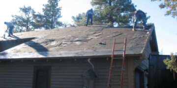 I volontari si presentano per sostituire il tetto della donna 77enne