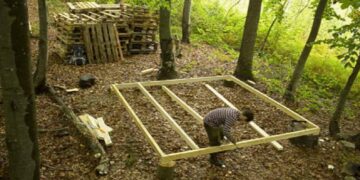 L'uomo costruisce una casa nel bosco interamente da zero (Video)