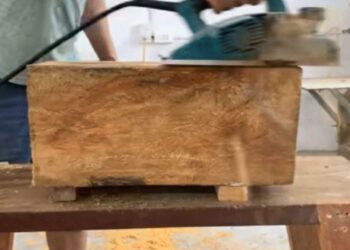 L’artista trasforma un pezzo di legno in un mini camion (Video)