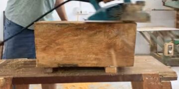 L’artista trasforma un pezzo di legno in un mini camion (Video)