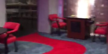 La donna tira una leva nascosta e il suo camino si sposta per rivelare una sala segreta