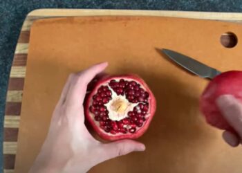 Come tagliare un melograno senza fare un casino enorme