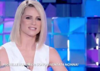 Michelle Hunziker dice che i corteggiatori fuggono da lei per il suo “pacchetto famiglia”