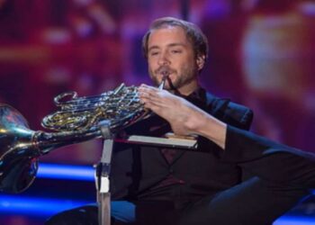 Il musicista senza armi suona il corno francese con le dita dei piedi (Video)