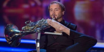 Il musicista senza armi suona il corno francese con le dita dei piedi (Video)