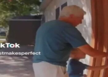 La mamma spia il nonno Fare da babysitter e non riesce a credere a ciò che vede